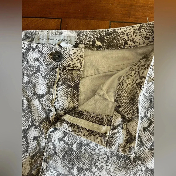 Chicos Platinum Denim Snake Animal Print Cropped Jeans Size 1 - Picture 8 of 11